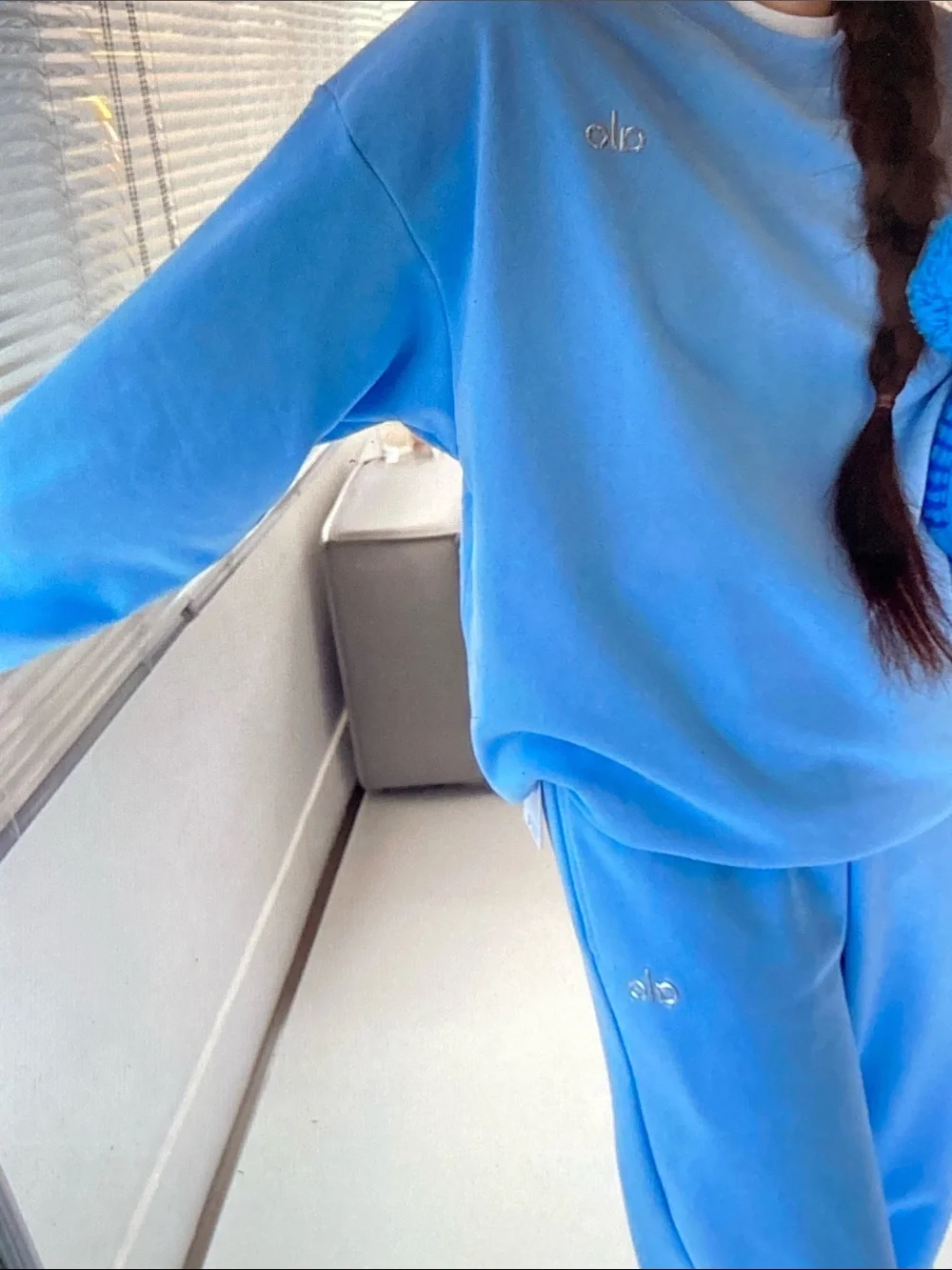 ALO Yoga Women's Light Blue Crewneck Sweatshirt & Joggers 2-piece Set